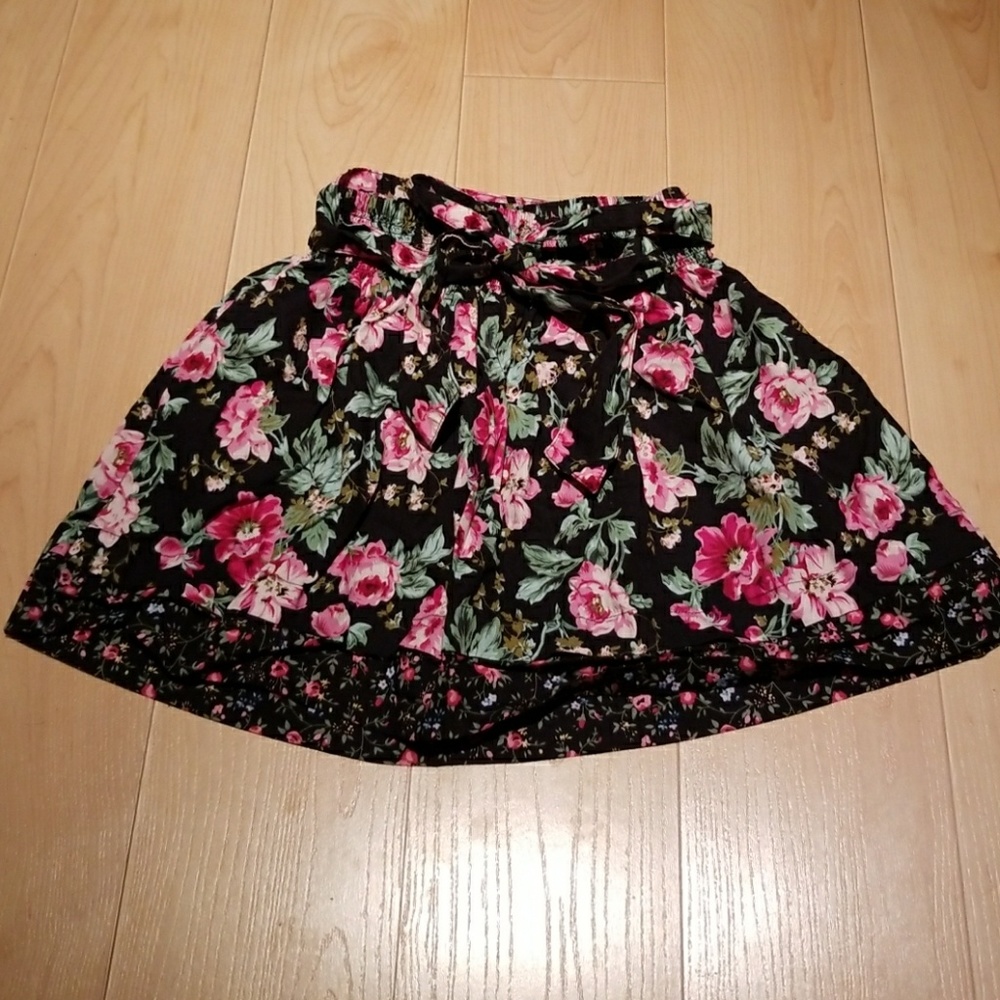 Black Flower skirt - Picture 2 of 7